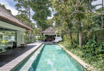 Kayumanis Nusa Dua Private Villa & Spa has rooms with a private hot tub