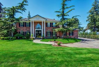 Sea Mist Waterfront B&B has Balcony rooms