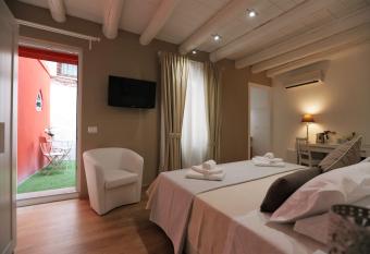 La Maison De Charme ROOMS has Balcony rooms