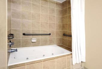 Days Inn & Suites by Wyndham Houston North/Aldine has rooms with a private hot tub