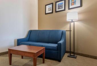Holiday Inn Express & Suites Hebron - Cincinnati Airport By IHG has rooms with a private hot tub