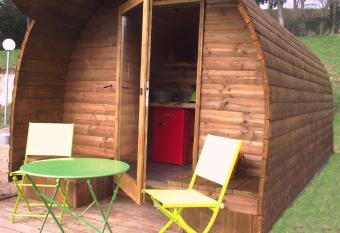 La Colline Aux Cabanes has Balcony rooms