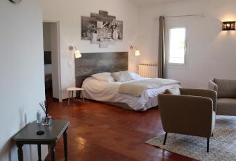 le clos du Patre has Balcony rooms