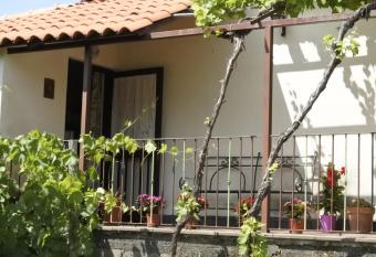 Casa vacanza Etna Evergreen has Balcony rooms