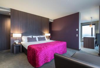 Van der Valk Airporthotel D  sseldorf has rooms with a private hot tub