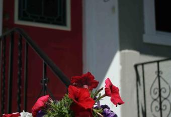 Semi Centre House has Balcony rooms