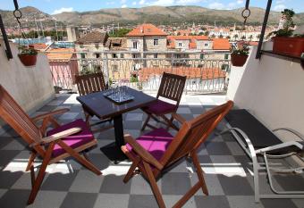 Guesthouse Kate has Balcony rooms