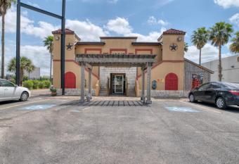 OYO Hotel Houston, TX near Medical Center NRG Stadium has Balcony rooms