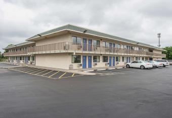 Motel 6 Kansas City North Airport allows 18 year olds to book a room