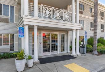 Best Western Luxury Inn has Balcony rooms