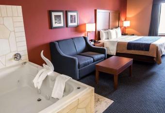 Comfort Inn Crystal Lake - Algonquin has rooms with a private hot tub