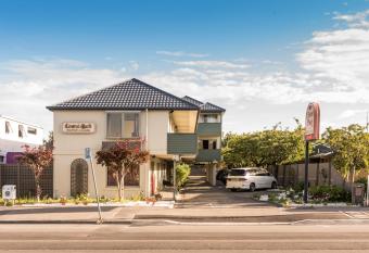 Central Park Motor Lodge allows 18 year olds to book a room