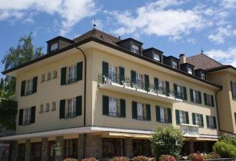 Ch  tonneyre Hotel & Restaurant allows 18 year olds to book a room