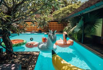 Chandra Residence has rooms with a private hot tub