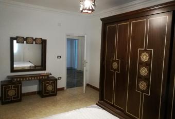 Three-Bedroom Apartment in Mohandseen has rooms with a private hot tub