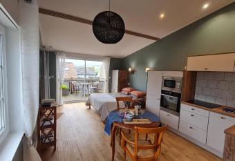    de mer -    20m de la plage has Balcony rooms