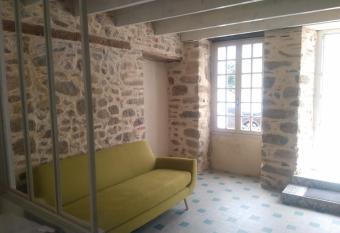 Les Mistinguettes has Balcony rooms