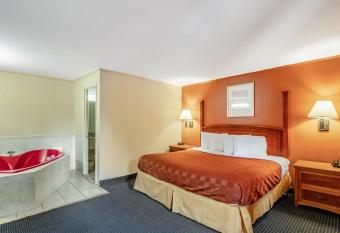 Red Carpet Inn - Stamford has Smoking rooms