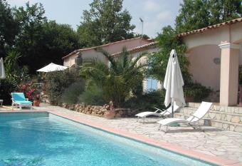 le studio bleu allows 18 year olds to book a room