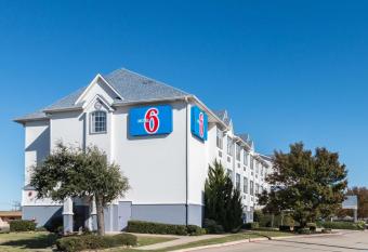 Motel 6 Fort Worth - Burleson has Smoking rooms