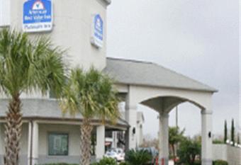 Americas Best Value Platinum Inn & Suites has rooms with a private hot tub