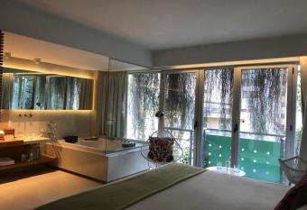 CasaCalma Hotel has rooms with a private hot tub