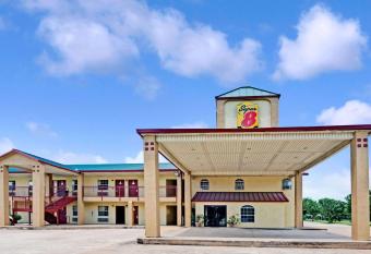 Super 8 by Wyndham Dallas South has Smoking rooms