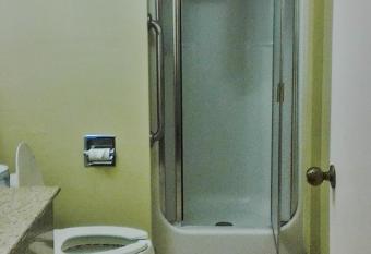 Baymont by Wyndham Greenfield has rooms with a private hot tub