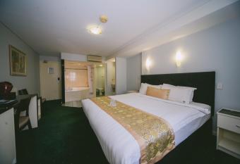 Hotel Northbridge has rooms with a private hot tub