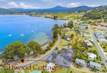 Driftwood Cottages, Waterfront Studios has Balcony rooms