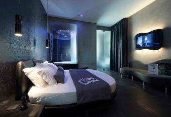 Mia Boutique Hotel has rooms with a private hot tub