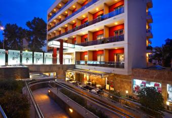 MLL Mediterranean Bay - Adults Only allows 18 year olds to book a room