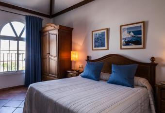 Hotel El Molino allows 18 year olds to book a room