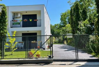 House for 6 ppl at Lake Balaton has Balcony rooms