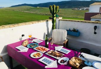 BONITO   TICO CON VISTAS y BARBACOA allows 18 year olds to book a room