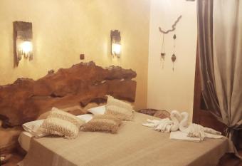 Athina-Milina has Balcony rooms