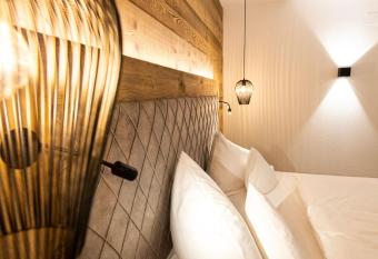 Romantik Hotel Spielmann has rooms with a private hot tub