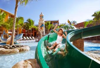 Barcel   B  varo Palace All Inclusive has rooms with a private hot tub