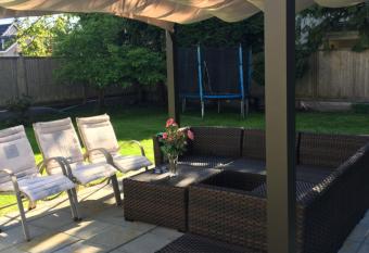 Cozy Inn Luxury has rooms with a private hot tub