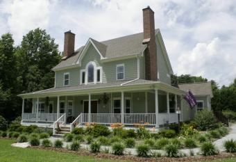 Seven Oaks Bed & Breakfast has rooms with a private hot tub