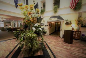 Inn on the Square Ascend Hotel Collection has rooms with a private hot tub