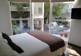 Hotel Elisa Cole allows 18 year olds to book a room