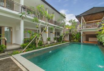 Tri Dewi Residence by Pramana Villas has rooms with a private hot tub