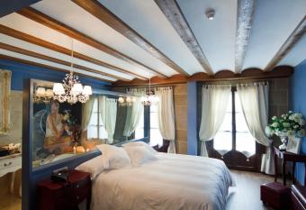 Hospederia de los Parajes has rooms with a private hot tub