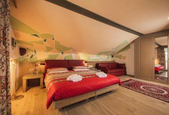 Hotel Rubino Deluxe has rooms with a private hot tub