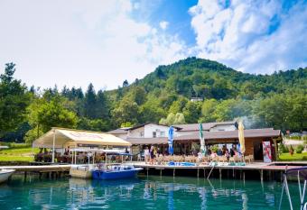 Motel Plaza has Balcony rooms