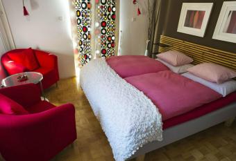 House Raduha - depandansa allows 18 year olds to book a room