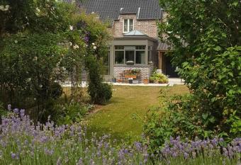 B&B La Cl   du Sud allows 18 year olds to book a room