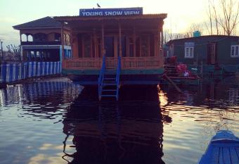 Houseboat Young Snow View Front Line Dal Lake has rooms with a private hot tub