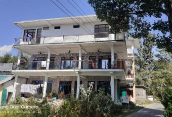 Mohinder & Mohindra Home Stay has Balcony rooms
